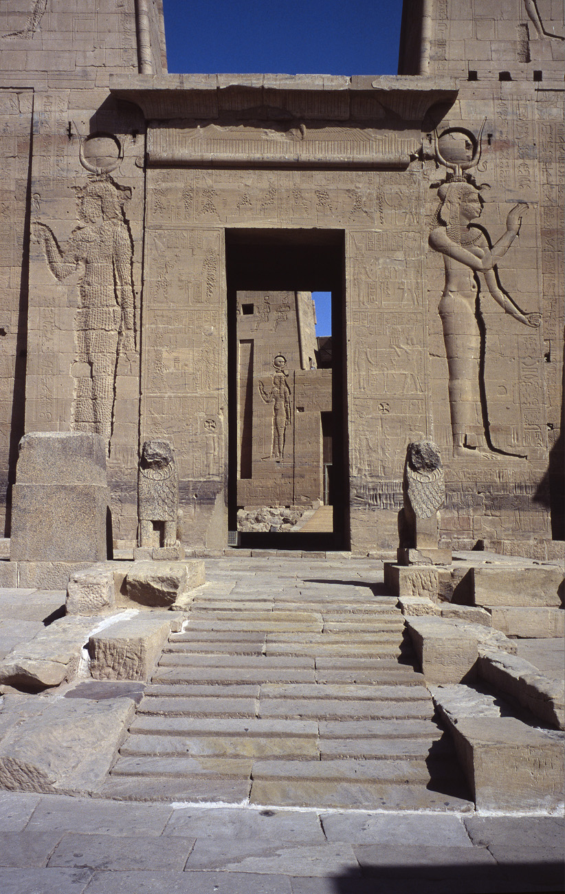 egyp07_33 philae entree.jpg - Assouan  temple de Philae l'entrée du temple Provia 100 F